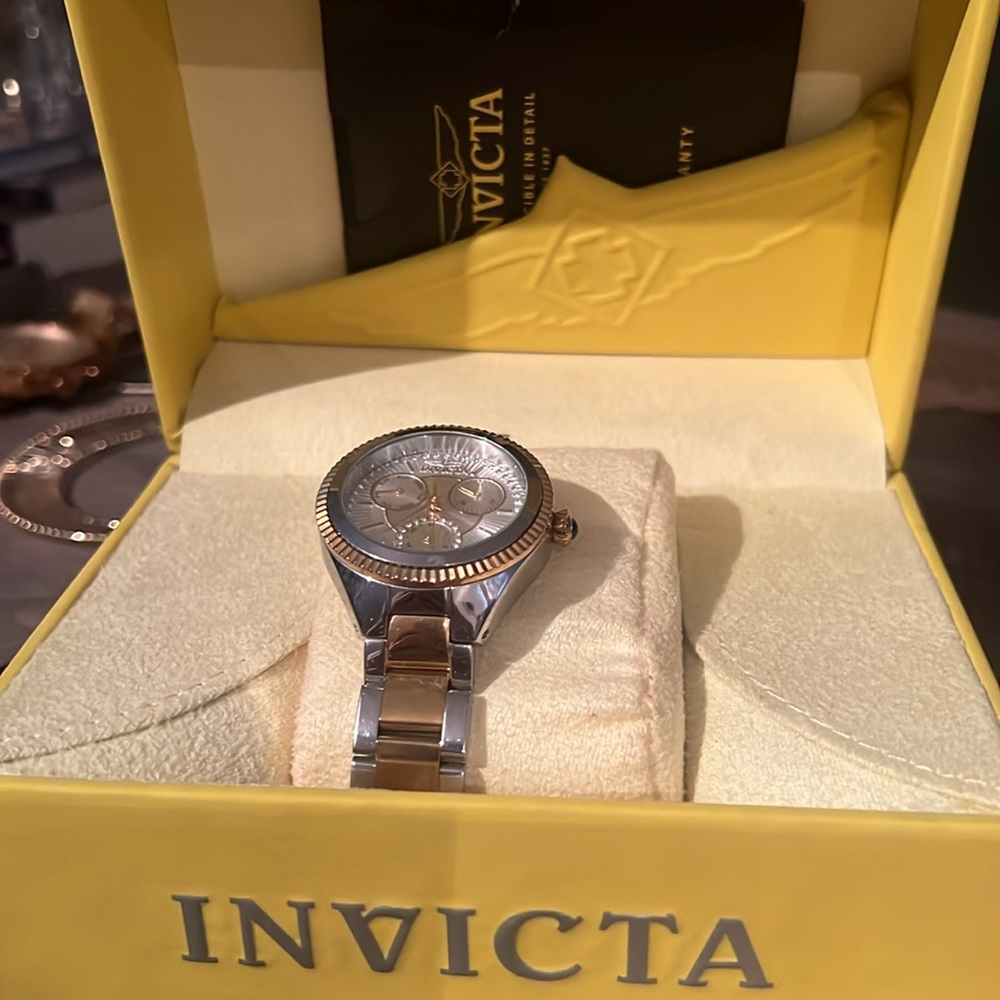 Invicta woman’s watches & matching bracelets - Picture 7 of 8